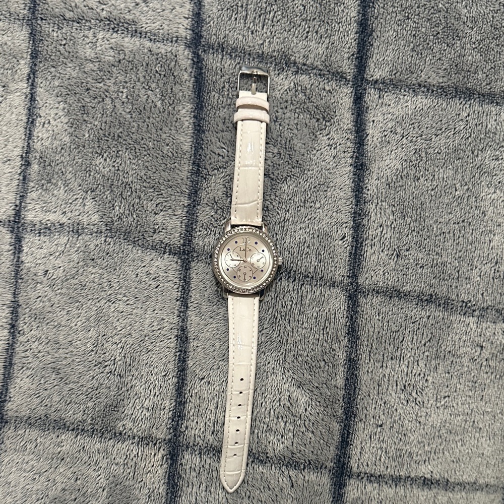 Elegant White Leather Women’s Watch